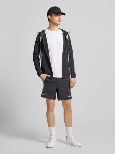 Mannenmodel draagt Shorts met Logo en elastische band van adidas Training, regular fit, logoprint en elastische band, grijs, Ganzkörperansicht von vorne.