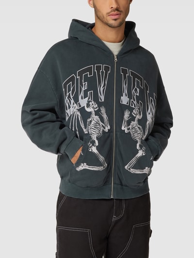 REVIEW Sweatjacke mit Motiv-Print Modell 'COLLEGEFLAME' Schwarz 4