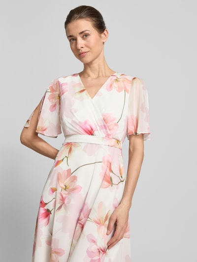 Modelka kobieca nosi Maxikleid im Allover-Look mit Taillenband od Christian Berg Cocktail, jasny róż z kwiatowym nadrukiem, szyfon, krój taliowany, dekolt V, pasek w talii, długość tyłu w rozmiarze 36: 150 cm, szerokość w rozmiarze 36: 43 cm, długość rękawa w rozmiarze 36: 25 cm, zbliżenie na górę sukienki, ujęcie z przodu