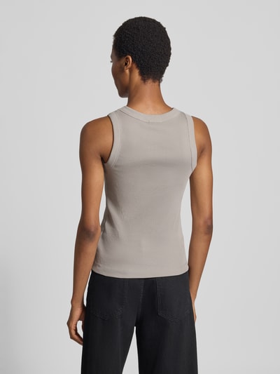 Kobiece modelka ma na sobie Skinny Fit Tanktop aus reiner Baumwolle od DRYKORN, top z bawełny, krój skinny fit, okrągły dekolt, efekt prążkowania, długość tyłu w rozmiarze S: 54 cm, widok całej sylwetki z tyłu.