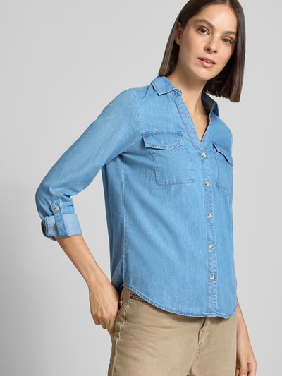 Vrouwenmodel draagt Regular fit blouse met lange mouwen van katoen model 'BUMPY' van VERO MODA in lichtblauw, Dames, driekwartvooraanzicht