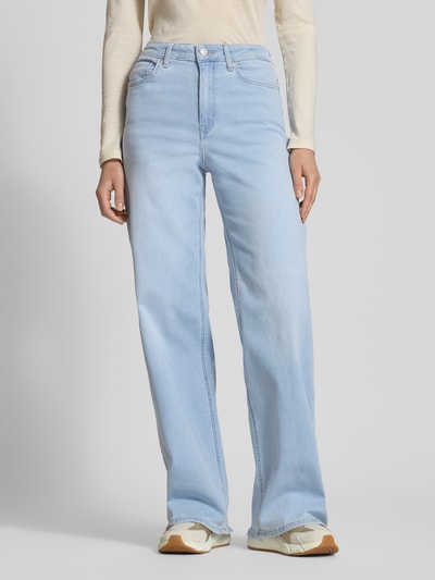 Vrouwenmodel draagt Wide Leg Jeans uit katoenmix model 'MADISON' van ONLY, denimlook, wide leg pasvorm, high waist, 5-pocketmodel, knoop- en ritssluiting, labelpatch, mix van katoen. Ganzkörperansicht von vorne.