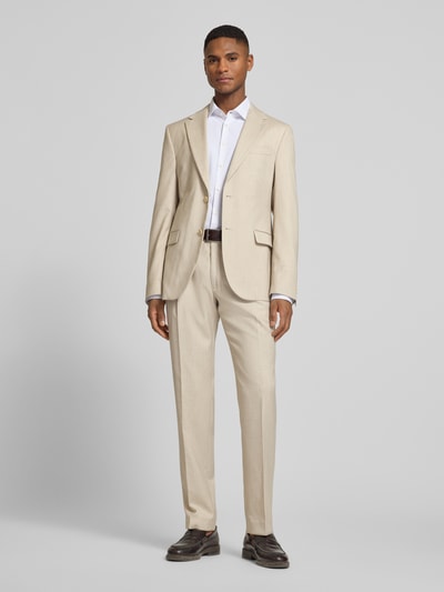 Männermodel trägt Hose mit Bügelfalten und Gesäßtaschen von MCNEAL in Beige, Material-Mix mit Leinen, Regular Fit, Ganzkörperansicht von vorne.