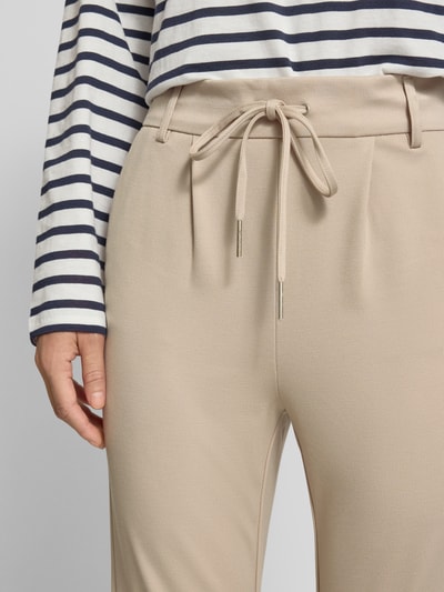 Frauenmodel trägt Regular Fit Sweatpants aus Viskose-Mix Modell 'POPTRASH LIFE' von ONLY, Optik: Unifarben, Nahaufnahme Oberkörper. Passform: Regular-Fit, Details: Gürtelschlaufen, Bundfalte, Verschluss: Tunnelzug, Bundabschluss: elastisch, Taschen: Seitliche Eingrifftaschen, angedeutete Gesäßtaschen, Material: Viskose-Mix.
