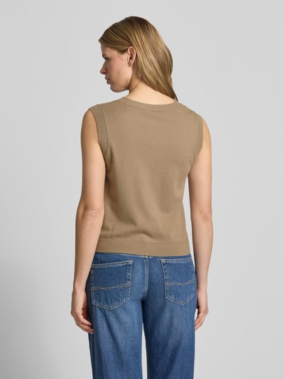 Frauenmodel trägt Regular Fit Pullunder aus Viskose-Mix Modell 'ORINA' von Pieces, Optik: Unifarben, Feinstrick, Ganzkörperansicht Rückansicht.
