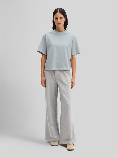 Modelka prezentuje Boxy Fit T-Shirt aus reiner Baumwolle von Marc O'Polo, efekt: jednolity kolor, pudełkowy krój, z napisem z logo, okrągły dekolt, krótki rękaw, bawełna, damski t-shirt, Ganzkörperansicht von vorne.