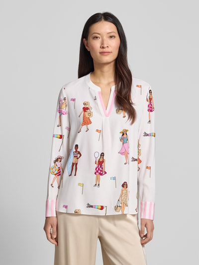 Kobiece model nosi Relaxed Fit Tunika-Bluse mit Allover-Motiv-Print od HERZENS, białe kolory z nadrukiem z motywem na całej powierzchni, z długim rękawem i dekoltem z lamówką, długość tyłu dla rozmiaru 36: 70 cm, długość rękawów: 63 cm, widok na całą sylwetkę z przodu.