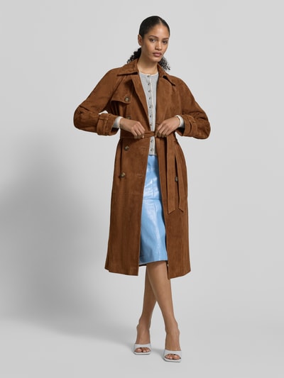 Frauenmodel trägt Slim Fit Płaszcz mit wykładany kołnierz z Kolekcja Jake*s, welurowa faktura, podwójna listwa guzikowa, długie rękawy, Ganzkörperansicht von vorne.