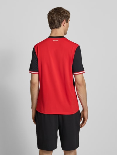 Männermodel trägt Österreich Heimtrikot 2026 von PUMA PERFORMANCE, Gerader-Schnitt, Rundhalsausschnitt, Patch, Rückenlänge 72 cm, Ganzkörperansicht Rückansicht.