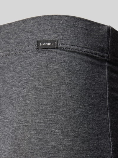 Männermodel draagt Trunks met labeldetail im 2er-Pack van Hanro, mix van katoen en elastaan, nauwsluitend model, set van 2, detailopname.