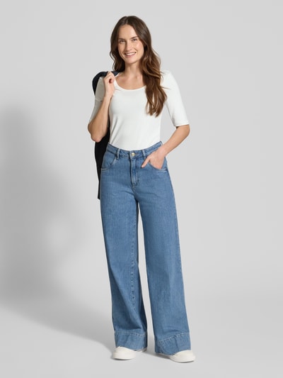 Frauenmodel trägt Slim Fit T-Shirt mit Rundhalsausschnitt von Christian Berg Woman, Halbarm, weiß, kombiniert mit Jeans; Ganzkörperansicht von vorne.