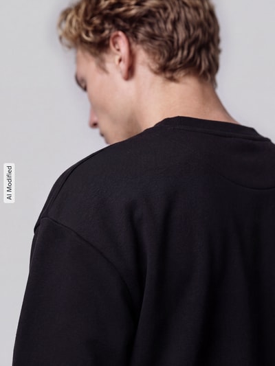 Männermodel trägt Relaxed Fit Sweatshirt aus reiner Baumwolle Modell 'Niviocrew' von HUGO, czarny, prążkowane wykończenia, dzianina dresowa, Ganzkörperansicht Rückansicht, KI-modifiziertes Bild