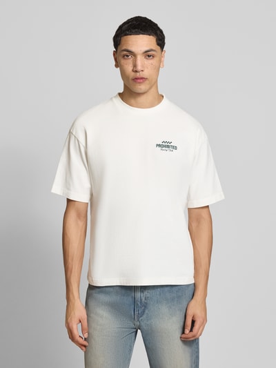 Männermodel trägt Regular Fit T-Shirt aus Reiner Baumwolle Modell 'IN A RUSH' von PROHIBITED, Label-Stitching, Stehkragen, Herren T-Shirt, Ganzkörperansicht von vorne.