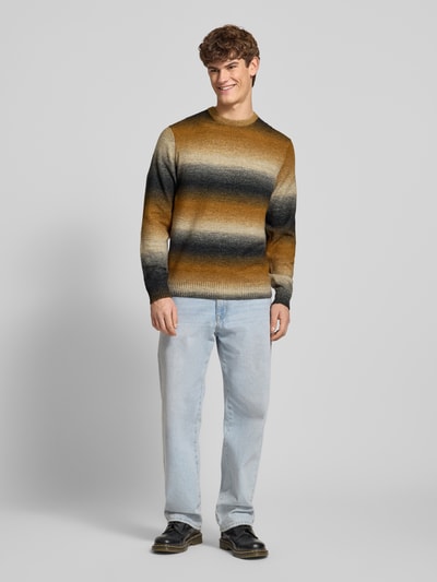 Męski model nosi Regular Fit Strickpullover mit Baumwoll-Anteil Model 'BERTIL' von Only & Sons, efekt: wzór na całej powierzchni, krój regular fit, dekolt okrągły, długi rękaw, zakończenia prążkowane, wykończenie materiału: dzianina, Ganzkörperansicht von vorne