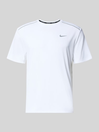 Produktfoto, T-Shirt mit Rundhalsausschnitt und Logo von NIKE TRAINING aus weißem Material mit Kontraststreifen, Regular-Fit, Rückenlänge 74 cm bei Größe M