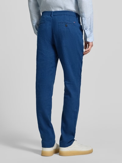 Männermodel trägt Regular Fit Leinenhose mit Logo-Stitching Modell 'Denton' von Tommy Hilfiger, Optik: Unifarben, Leinen-Mix, Ganzkörperansicht Rückansicht.