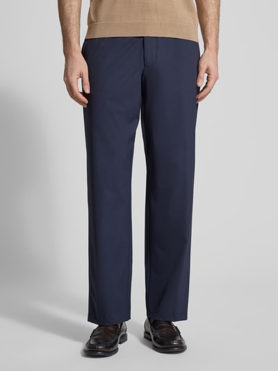Männermodel trägt Loose Fit Anzughose mit Viskose-Anteil Modell 'LIAM' von SELECTED HOMME, dunkelblau, unifarben, Ganzkörperansicht von vorne.