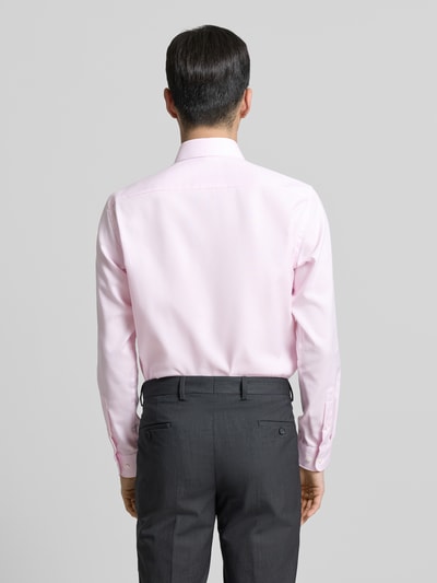 Mężczyna nosi Regular Fit Business Hemd aus Baumwolle mit Kentkragen von Christian Berg Men, bawełna, krój regular fit, różowa kolorystyka, długość tyłu w rozmiarze 39/40: 78 cm, szerokość w rozmiarze 39/40: 47 cm, długość rękawa w rozmiarze 39/40: 64 cm, gładka tekstura, widok całopostaciowy z tyłu.