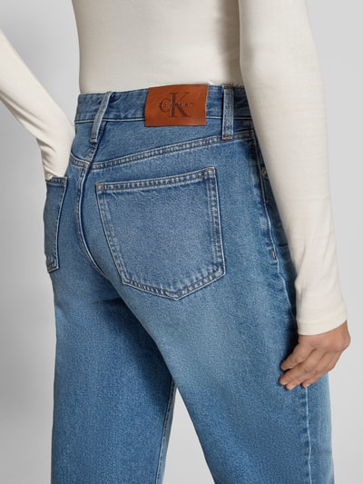 Frauenmodel trägt Wide Fit Jeans mit Logo-Patch Modell 'Barrel' von Calvin Klein Jeans aus reiner Baumwolle im 5-Pocket-Design, Detailaufnahme Rückansicht.