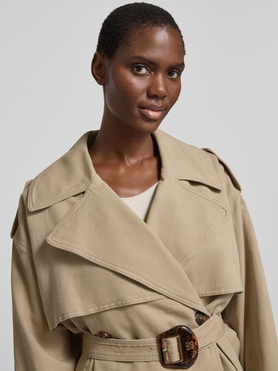 Frauenmodel trägt Boxy Fit Trenchcoat-Jacke aus Baumwoll-Leinen-Mix Modell 'ACLUNDA-1-W' von HUGO, efekt: jednolity kolor, kołnierz z połami, listwa guzikowa 2-rzędowa, pasek, pagony, długi rękaw z patkami, wpuszczane kieszenie, materiał: mieszanka bawełny i lnu, Nahaufnahme górnej części ciała.
