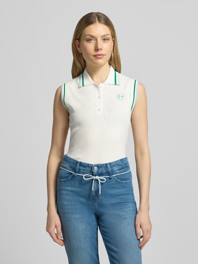 Vrouwenmodel draagt Regular Fit Weste aus Viskose-Mix in Strick-Optik van Marc Cain, crème kleur, polokraag, logo detail, viscosemix en gebreide look, vooraanzicht bovenlichaam.
