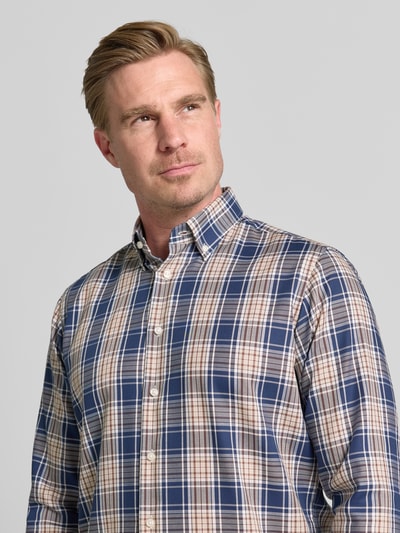 Männermodel trägt Regular Fit Business-Hemd mit Button-Down-Kragen von Christian Berg Men, kariertes Muster, Reine Baumwolle, Nahaufnahme Oberkörper. Rückenlänge bei Größe 39/40: 78 cm, Schulterbreite: 59 cm, Ärmellänge: 64 cm.