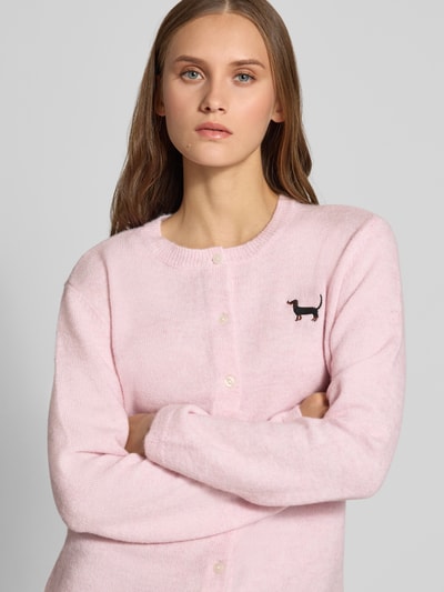 Frauenmodel trägt Regular Fit Strickjacke mit Rundhalsausschnitt Modell 'EVIA' von ONLY, hellrosa, weiche Struktur, Nahaufnahme Oberkörper, Damen Strickjacke von ONLY.