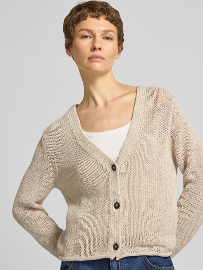 Vrouwenmodel draagt Slim Fit gebreid jack uit katoenmix van Marc O'Polo, look: effen kleuren, diepe V-hals, lange mouw, knoopsluiting, rolzoom, knitwear, detailopname bovenlichaam.