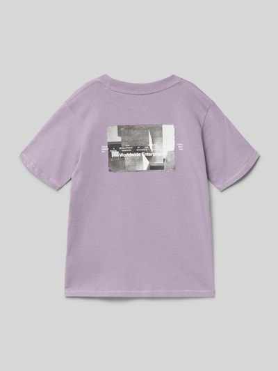 Jongen draagt T-shirt uit katoen van JACK & JONES, recht model, ronde hals, met korte mouwen, ruglengte maat 140: 55 cm, geheelopname rugaanzicht.