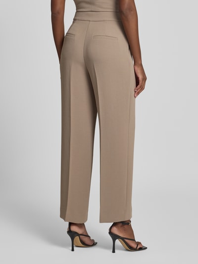 Frauenmodel trägt Straight Fit Hose mit Bügelfalten Modell 'Dani' von Forever New in Beige, glatte Textur, Ganzkörperansicht Rückansicht.
