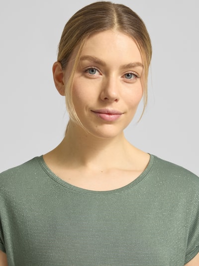 Frauenmodel trägt Relaxed Fit T-Shirt aus Viskose-Mix Modell 'LAVA' von Vero Moda mit Allover-Muster, Rundhals, Effektgarn, Nahaufnahme Oberkörper.