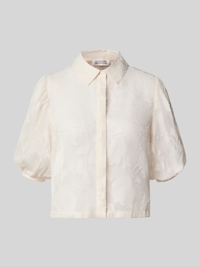Produktfoto, Regular Fit Bluse mit floralem Design Modell 'Malin' von GUIDO MARIA KRETSCHMER WOMAN in Creme, glänzende Textur, kurzer Schnitt, Hemdblusenkragen, 1/2-Arm, feine Muster, zarte Farbnuancen.