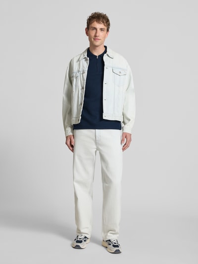 Mannenmodel draagt Regular fit poloshirt met ritssluiting model 'AUSTIN' van Jack & Jones, katoenmix, structuurpatroon, marineblauw, vooraanzicht volledige lichaam