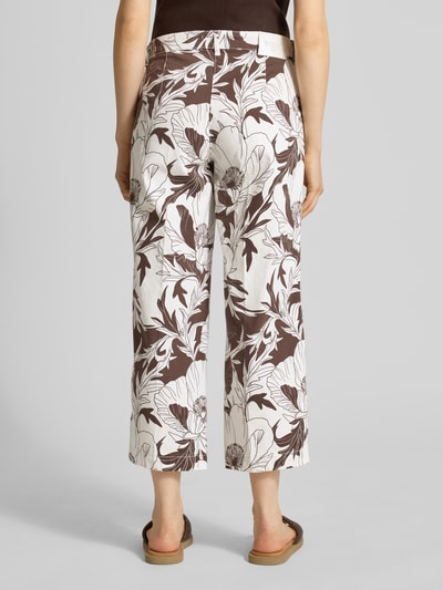 Frauenmodel trägt Culotte in 7/8-Länge Modell 'Liv' von TONI mit braun-weißem Allover-Blumenmuster, Rückansicht, Baumwoll-Mix.