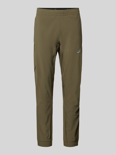 Produktfoto, Regular Fit Sweatpants mit elastischem Bund mit Logo-Print Modell 'TECH APP S-PANT' von adidas Training, olivgrün, einfarbig, Kontrastnähte, elastische Abschlüsse, seitliche Eingrifftaschen, Batist-Struktur