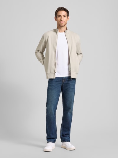 Männermodel trägt Sweatjacke mit Stehkragen und Reißverschluss von Colmar Originals in Reine Baumwolle, Regular-Fit, helle Farbe, Ganzkörperansicht von vorne.