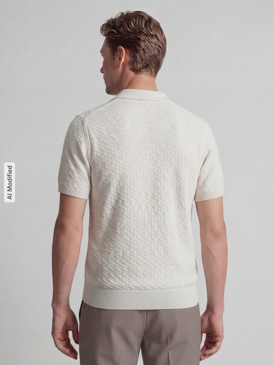 Männermodel trägt Poloshirt mit Polokragen und V-Ausschnitt von JAKE*S STUDIO MEN aus reiner Baumwolle, feine Struktur, Ganzkörperansicht Rückansicht
