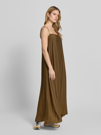 Frauenmodel trägt Maxikleid mit Spaghettiträgern und Karree-Ausschnitt von Style Icon Collection in Braun, Lockerer-Schnitt, Ganzkörperansicht von vorne. Brustweite bei Größe 36: 27 cm, Rückseitiger Schlüsselloch-Ausschnitt mit Bindung.