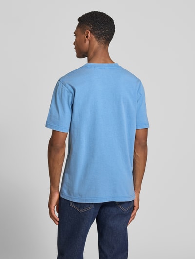 Mannelijk model draagt T-Shirt met Label-Print model 'FELIX' van Jack & Jones Premium, katoen, regular fit, blauwe kleur, rugaanzicht, ganzkörperansicht rückansicht.