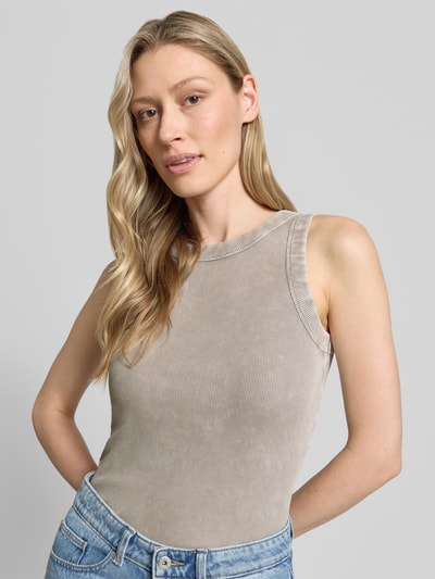 Modelka kobieca nosi Tanktop mit Rundhalsausschnitt Modell 'OLINA' od Drykorn, czysta bawełna, krój slim fit, drobny prążek, kolor jasnobeżowy, ujęcie z przodu zbliżenie na górną część ciała.