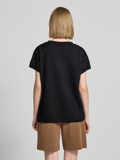 Frauenmodel trägt Damen T-Shirt aus Mohair-Mix mit Rundhalsausschnitt Modell 'BANU' von Soyaconcept, Regular-Fit, Rückenansicht.