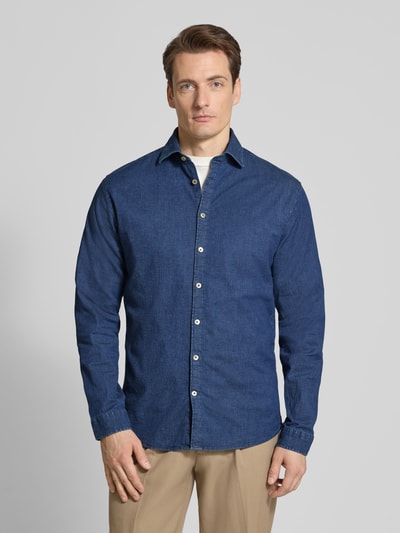 Männermodel trägt Relaxed Fit Freizeithemd aus Baumwoll-Mix von Lindbergh in Blau, Knopfleiste, Kentkragen, Ganzkörperansicht von vorne.