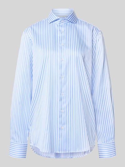 Produktfoto, Regular Fit Business-Hemd mit Haifischkragen von Christian Berg Men, reine Baumwolle, hellblau-weiß gestreift, glatte Textur.