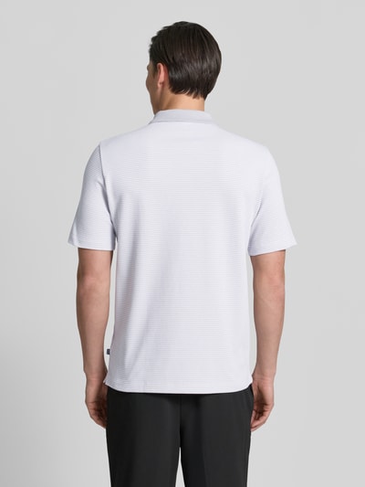 Mężczyzna nosi Regular Fit Poloshirt mit Reißverschluss von MAERZ Muenchen, biały, strukturalny wzór, krój regular fit, widok całej sylwetki z tyłu.