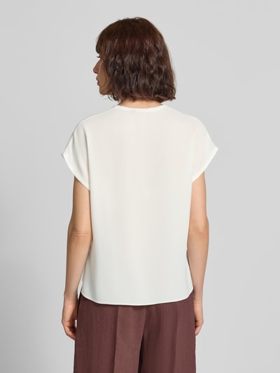 Frauenmodel trägt Regular Fit Bluse mit V-Ausschnitt von windsor, cremeweiß, kurzärmelig, glatte Textur, Ganzkörperansicht Rückansicht.
