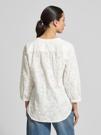 Vrouwenmodel draagt witte Regular fit blouse met florale siergarnering model 'Velia' van Brax uit puur katoen, 3/4-mouw, tuniekhals, doorlopende knoopsluiting, ruglengte maat 36: 67 cm, mouwlengte maat 36: 48 cm, geheel te zien van achteren.