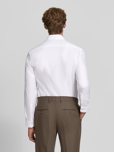 Männermodel trägt weißes Super Slim Fit Businesshemd aus reiner Baumwolle von Jake*s, glatte Textur, Ganzkörperansicht Rückansicht.