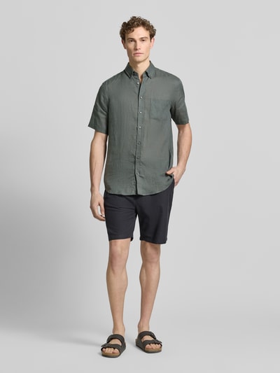 Männermodel trägt Regular Fit Freizeithemd aus Leinen von Christian Berg Men in Grau mit Button-Down-Kragen, kurzärmelig, Ganzkörperansicht von vorne.