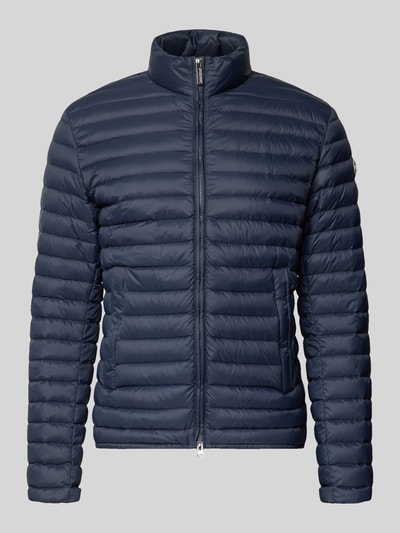 Produktfoto, Steppjacke mit Zweiwege-Reißverschluss von Colmar Originals in Dunkelblau, Regular Fit, Stehkragen, sichtbare Steppnähte, glatte Struktur, Eingrifftaschen, Rückenlänge 65 cm, Schulterbreite 47 cm, Brustweite 43 cm, Ärmellänge 67 cm