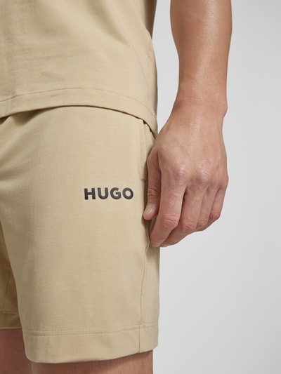 HUGO Regular Fit Shorts mit Label-Print Sand 3